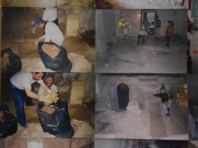 La nostra guida, il 57enne Fernando, ci racconta di quando lui e altri volontari scoprirono la cripta, evento immortalato da alcune fotografie fissate su una parete della chiesa principale